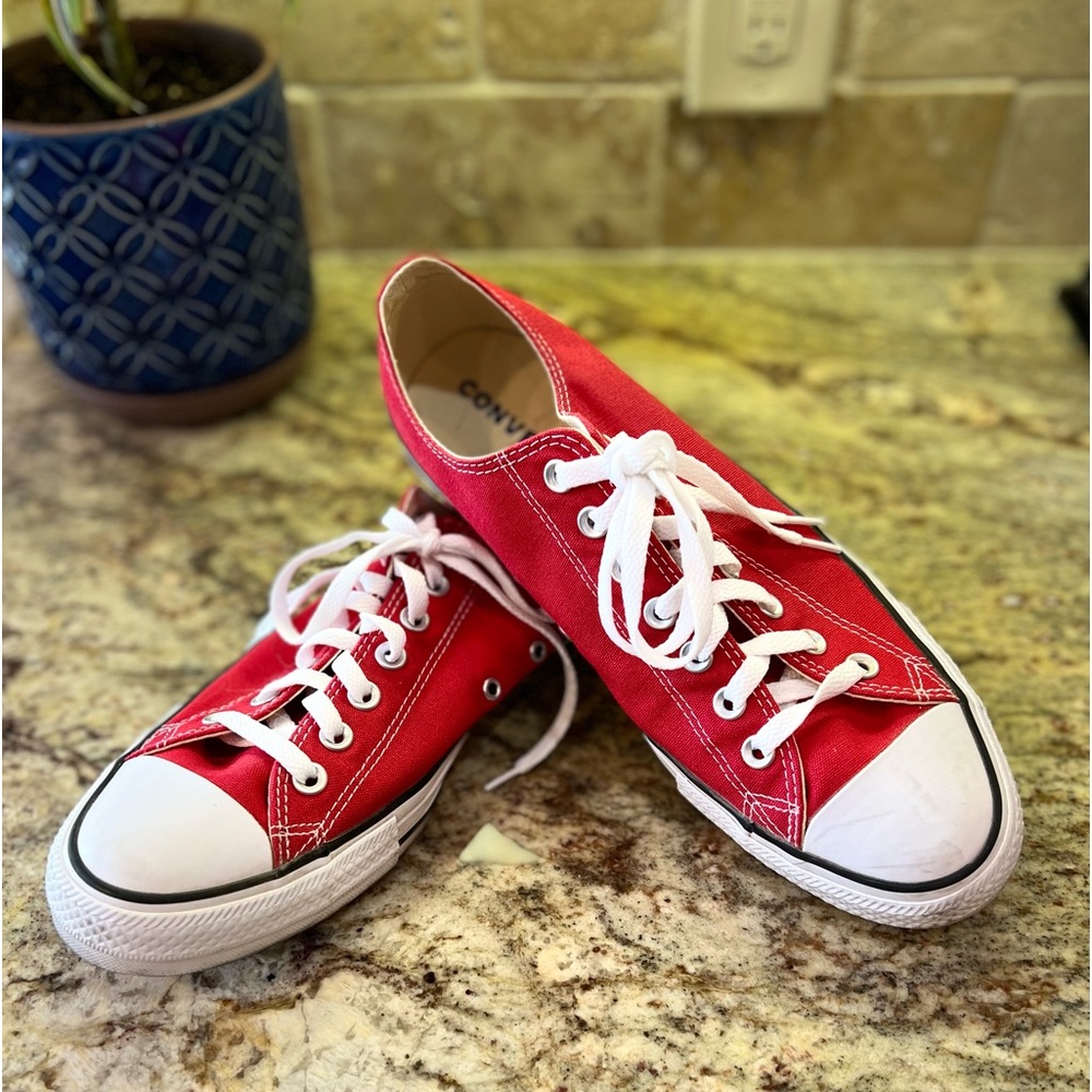 Chuck Taylor Mens CONVERSE All⭐️Star Size 10.5. Worn only once to Homecoming.